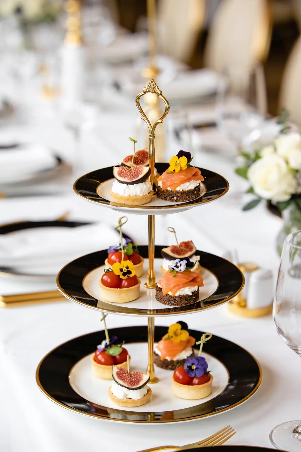 Canapés i tartaletki na paterze, finger food na event firmowy