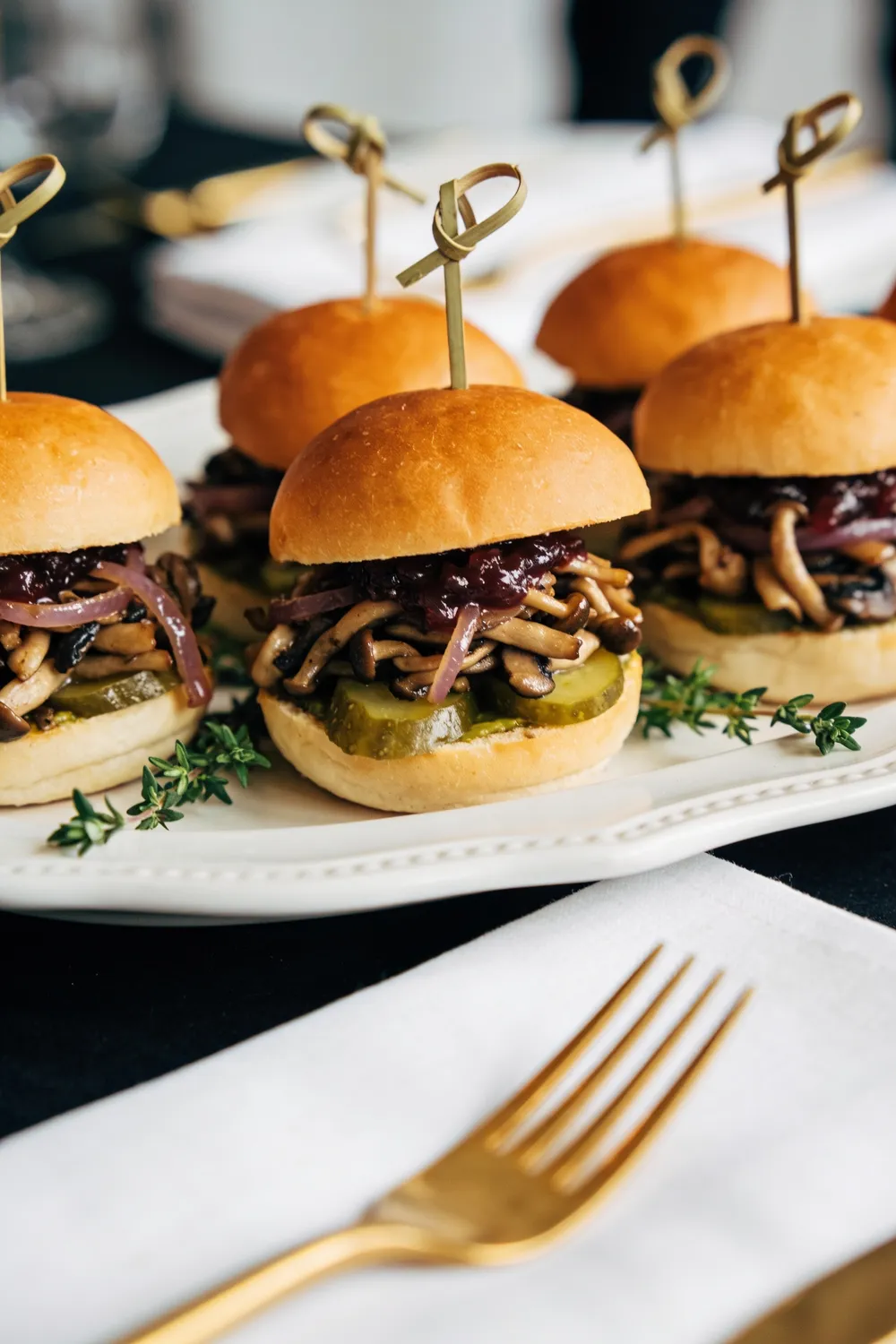 Mini burger wegetariański z szarpanym boczniakiem