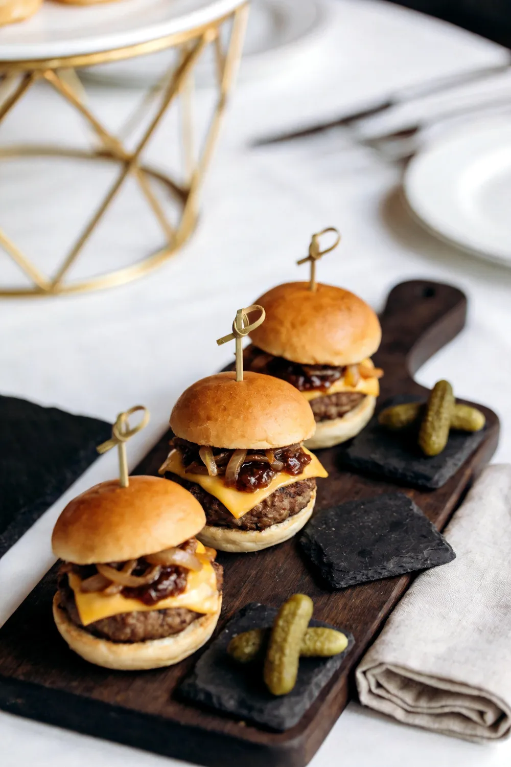 Mini burgery wołowe na drewnianej desce